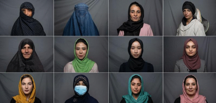 Doce mujeres que hacen frente a la pérdida de derechos y doce combatientes talibanes.
