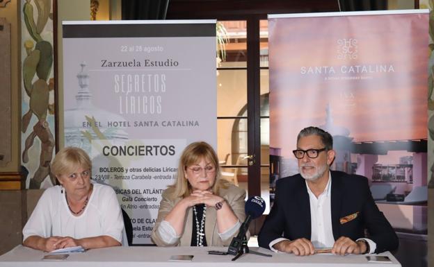 From left to right, Gabriela Chiflet, Isabel Costes and Manuel Martínez-Fesno, this Tuesday, at the presentation of 'Secretos Líricos'. 