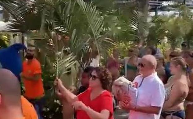 Los turistas bailan La Rama en Meloneras