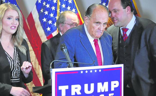 Rudy Giuliani, con gesto adusto, en una rueda de prensa tras la derrota electoral de Trump.