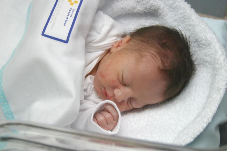 Archive photo of a newborn baby in a Canarian hospital. 