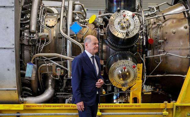 German Chancellor Olaf Scholz, next to a turbine of the Nord Stream gas pipeline.