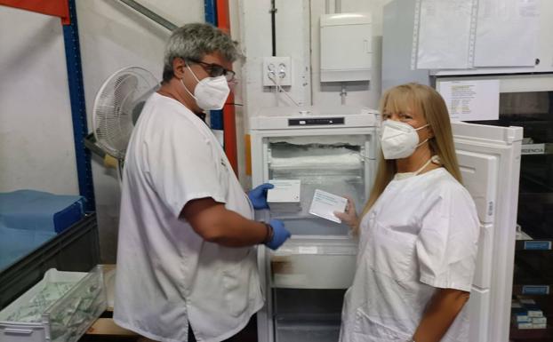 Dos profesionales del Servicio Canario de Salud muestran las vacunas contra la viruela del mono . 