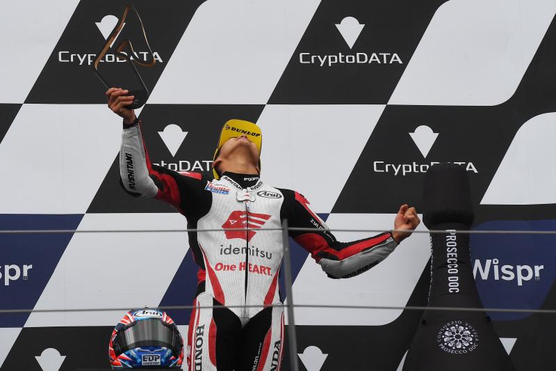 El japonés Ai Ogura celebra sobre el podio su triunfo en el Gran Premio de Austria.