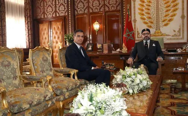 Sánchez posa con el rey Mohamed VI en su primera y única reunión en noviembre de 2018 en Rabat. /EFE