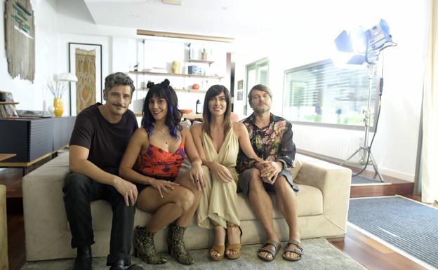 Antonio Pagudo, Eva Ugarte, Kira Miró and Salva Reina, during filming in Tenerife. 