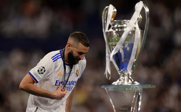 Benzema, junto al trofeo de la Champions que el Real Madrid conquistó en París. 