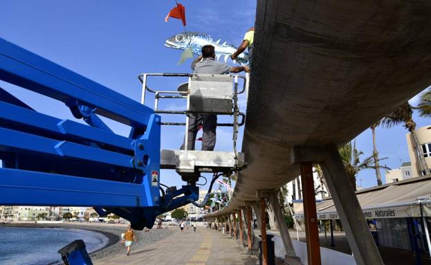 Preparativos en la avenida de Arinaga de cara a la fiesta que se celebra este viernes. 