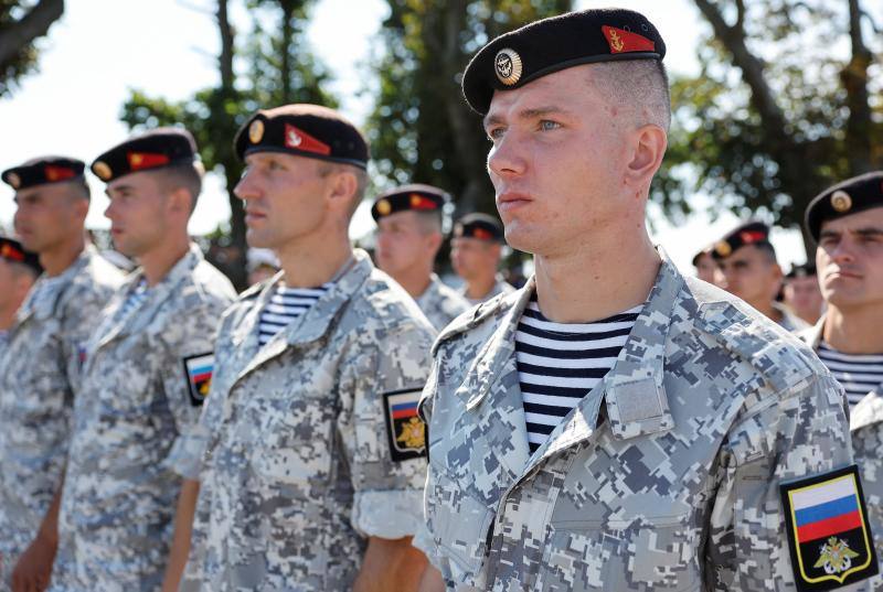Militares rusos en un desfile, durante las olimpiadas de la guerra.