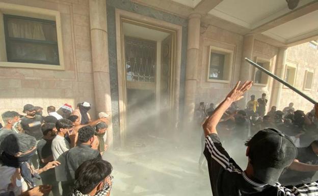 Simpatizantes de Al-Sadr durante la toma del Palacio Presidencial, en Bagdad. 