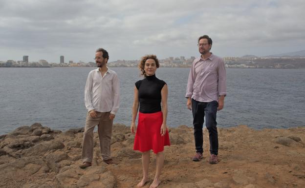 Begoña Vega, together with Orlando Santana and Iztok Vodisek, responsible for the assembly. 