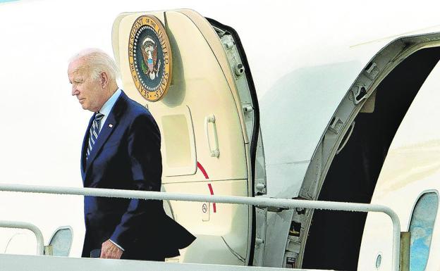 El presidente de EE UU, Joe Biden, desciende del Air Force One en la base militar Andrews, en Maryland.