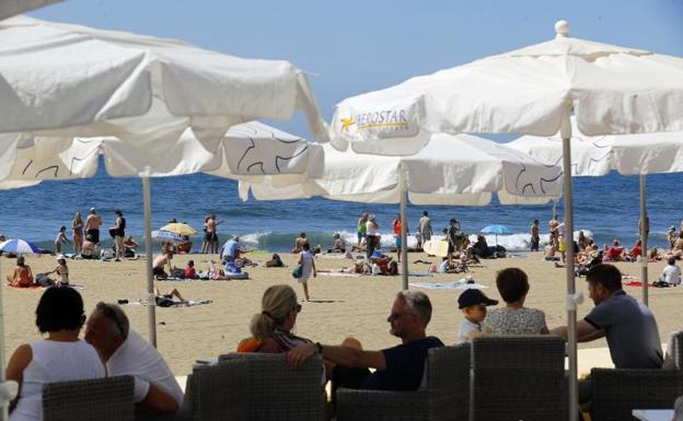 España recibió en julio un millón de turistas menos que en 2019 pero gastaron más
