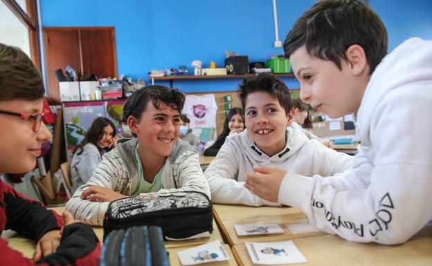 Schoolchildren without a mask at a school in Bilbao on April 25.