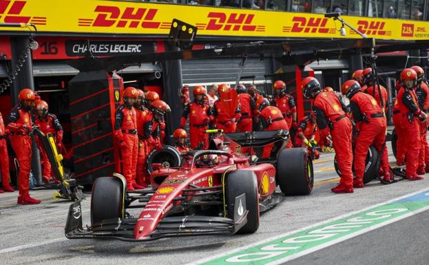 Carlos Sainz, en plena parada en boxes durante el Gran Premio de los Países Bajos. /EP