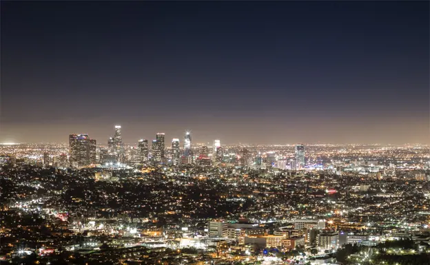 Las ciudades están excesivamente iluminadas con luz artificial. 