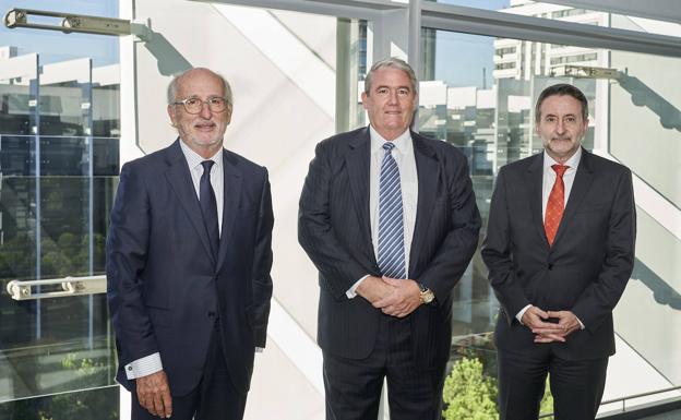 The Chairman of Repsol, Antonio Brufau, the Chairman and CEO of EIG, R. Blair Thomas, and the CEO of Repsol, Josu Jon Imaz. 