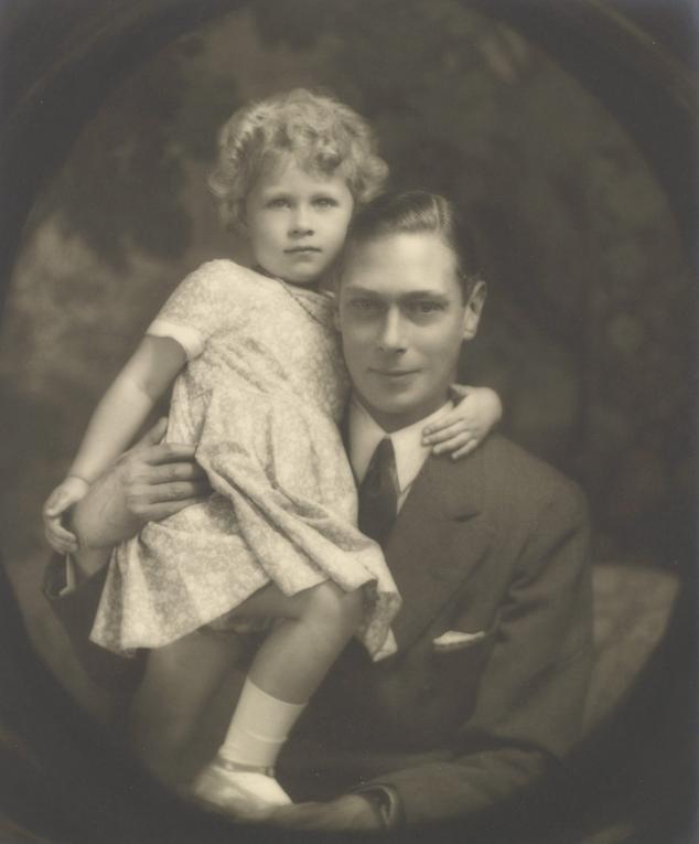 Retrato de Alberto, duque de York, y su hija la princesa Elizabeth, tomado en julio de 1929, y facilitado por la Royal Collection de Londres. Esta imagen forma parte de un libro y una exposición titulada 'Marcus Adams: Fotógrafo real'.