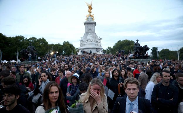 Una multitud lloraba este jueves el fallecimiento de Isabel II a las puertas del palacio de Buckingham