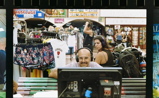 El cineasta Coré Ruiz y Carolina Hernández, responsable de sonido, durante una jornada en el centro comercial Cita, en Maspalomas./ Fotos: Yon Bengoechea
