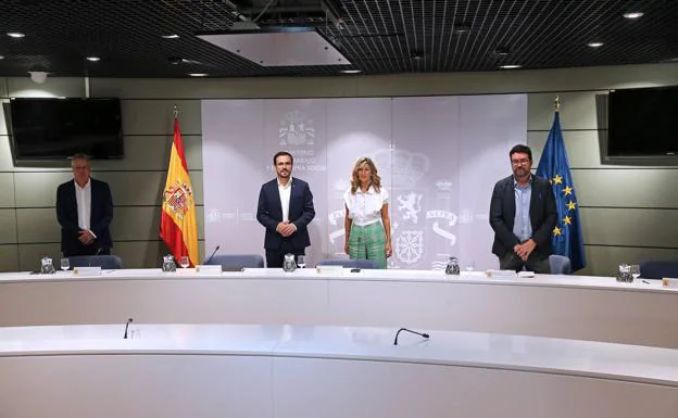La ministra de Trabajo, Yolanda Díaz, y el ministro de Consumo, Alberto Garzón, durante la reunión de este lunes con los distribuidores. 