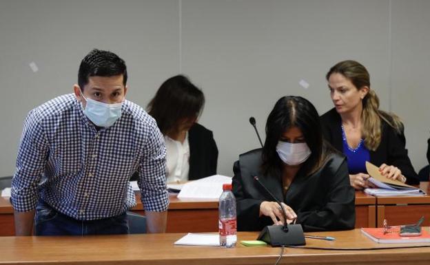 Jorge Ignacio P. together with his lawyer in one of the trial sessions.