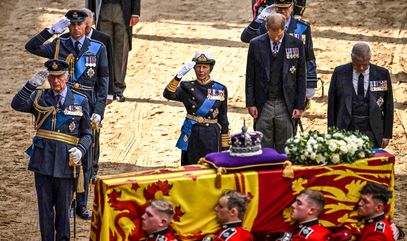 El rey Carlos III, el príncipe Guillermo, la princesa Ana de Gran Bretaña, el príncipe Andrés y Enrique, duque de Sussex, realizan un saludo militar al paso del ataúd que transporta los restos mortales de Isabel II.