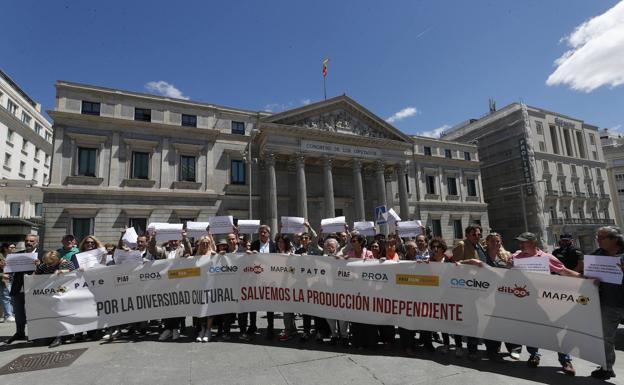 Los miembros de las asociaciones de productores de cine y audiovisual, en una concentración frente al Congreso de Madrid. 