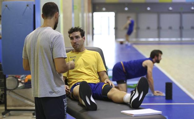 The Barcelona game director of the Gran Canaria Basketball Club, Ferran Bassas, is attended by the physiotherapist Gabriel Torres at the Arena. 