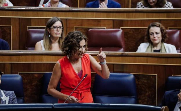 La ministra de Hacienda, María Jesús Montero, este miércoles en el Congreso. /R. C.