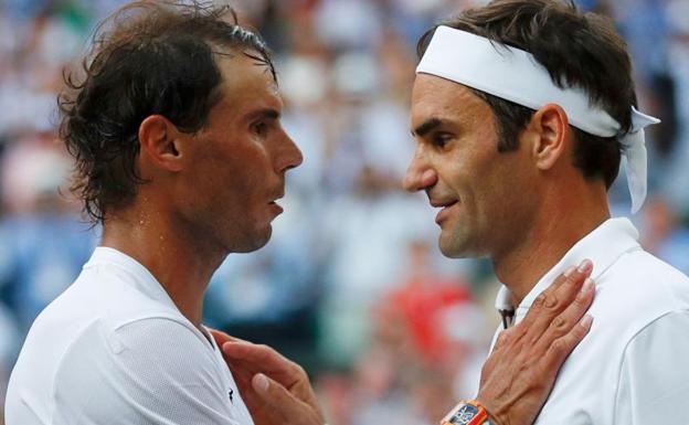 Nadal y Federer conversan durante el torneo de Wimbledon 2019. /Adrian Dennis (Afp)