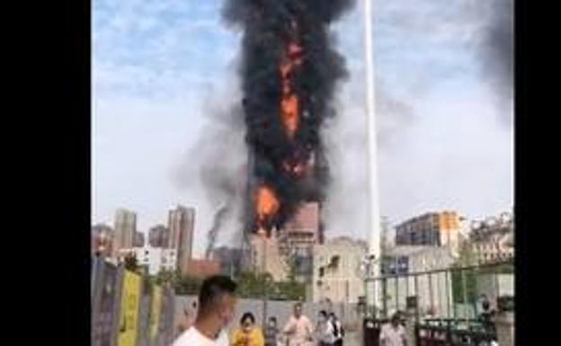 Un pavoroso incendio devora un rascacielos en la ciudad china de Changsha