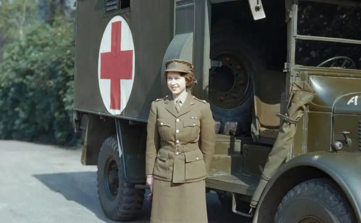 La entonces princesa Isabel, y su ambulancia Austin K2/P.F.