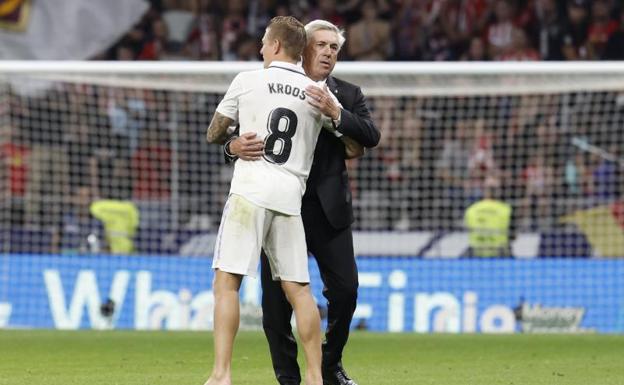 Ancelotti hugs Kroos after the derby at the Metropolitano. 