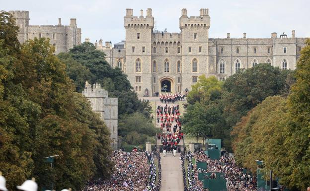 El cortejo fúnebre llega al castillo de Windsor. 