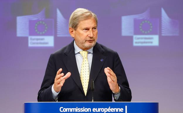 El comisario del Presupuesto europeo, Johannes Hahn, el domingo en Bruselas./EFE