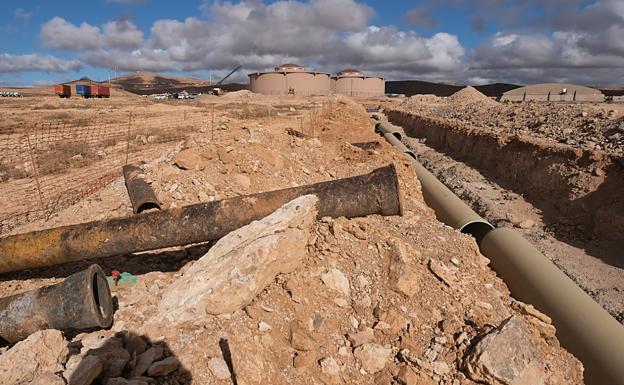 Las nuevas tuberías ya colocadas y las antiguas de más de 30 años, desenterradas, con los depósitos de la Herradura al fondo. /Javier Melián / Acfi Press