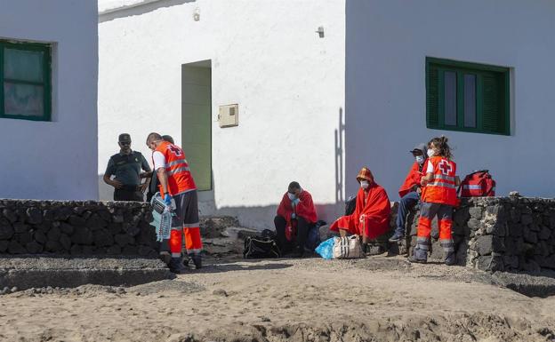 Sanitarios de Cruz Roja atienden a migrantes llegados este miércoles a Lanzarote. 