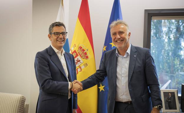 El ministro de Presidencia, Félix Bolaños, y el presidente canario, Ángel Víctor Torres, sellaron el desbloqueo de la deuda de carreteras. /EFE