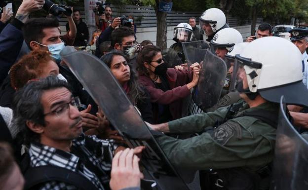 Enfretamientos entre la Policía y los ciudadanos en una protesta tras la muerte de Mahsa Amini.