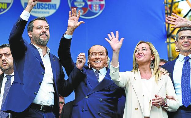 Salvini, Berlusconi y Meloni saludan durante el mitin de clausura de la campaña electoral de la coalición de centro-derecha en la Piazza del Popolo. 