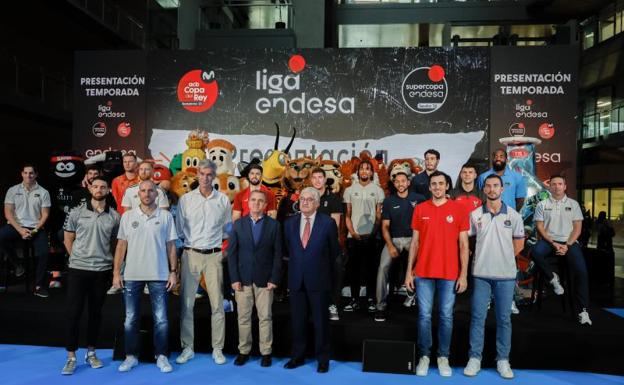 Jugadores de la ACB, en la foto de familia de la presentación de la Liga Endesa. 