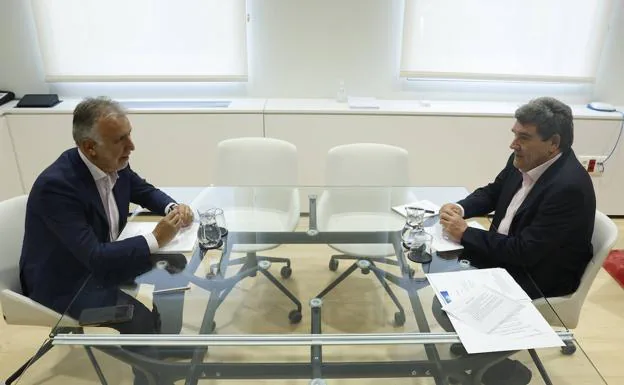 El presidente de Canarias, Ángel Victor Torres, durante su reunión con el ministro de Migraciones, José Luis Escrivá. 