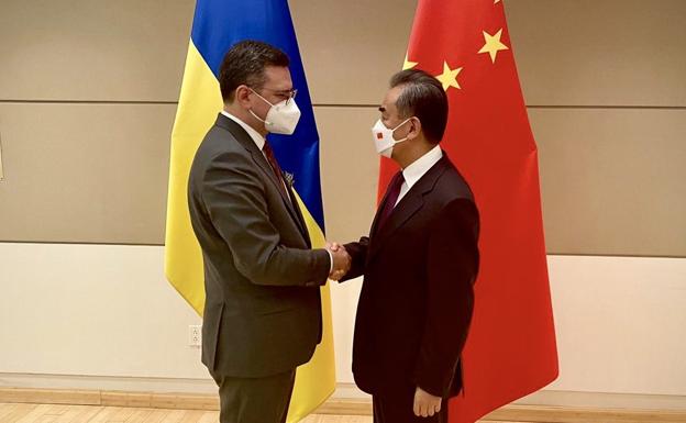 El ministro de Exteriores ucraniano, Dmitro Kuleba, saluda a su homólogo chino, Wang Yi. /TWITTER