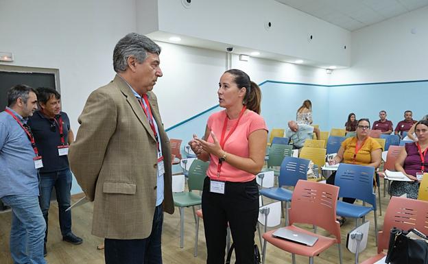 La consejera de Sosteniblidad Ambiental, Lola García, departe con el científico Antonio Fernández. /Javier Melián / acfi Press
