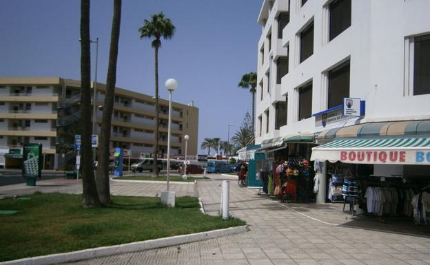 A la derecha, el punto de venta que ha repartido suerte este jueves en Playa del Inglés. 