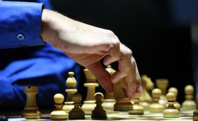 El ajedrecista indio Viswanathan Anand realiza un movimiento durante el Campeonato del Mundo de Aje./archivo