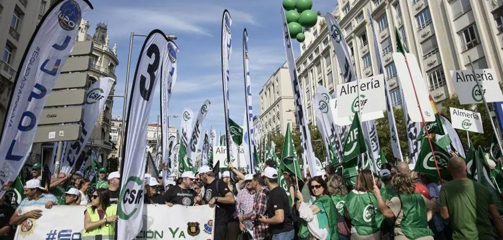 More than 17,000 officials protest in Madrid to demand a salary increase