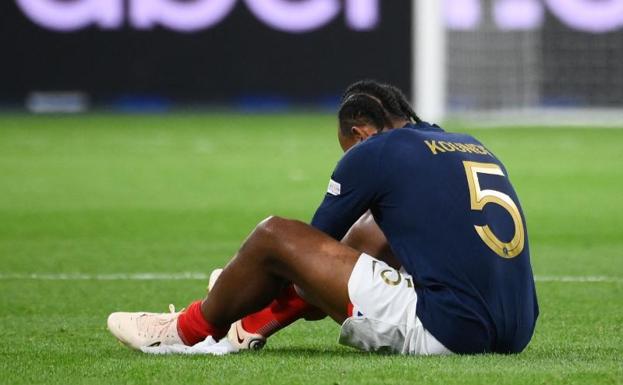 Jules Koundé se lamenta tras su lesión durante el Francia-Austria.