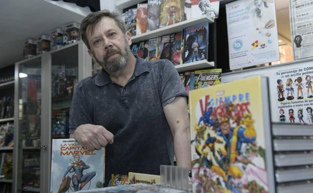 El historietista Carlos Pacheco en una tienda de comics./rodrigo jiménez